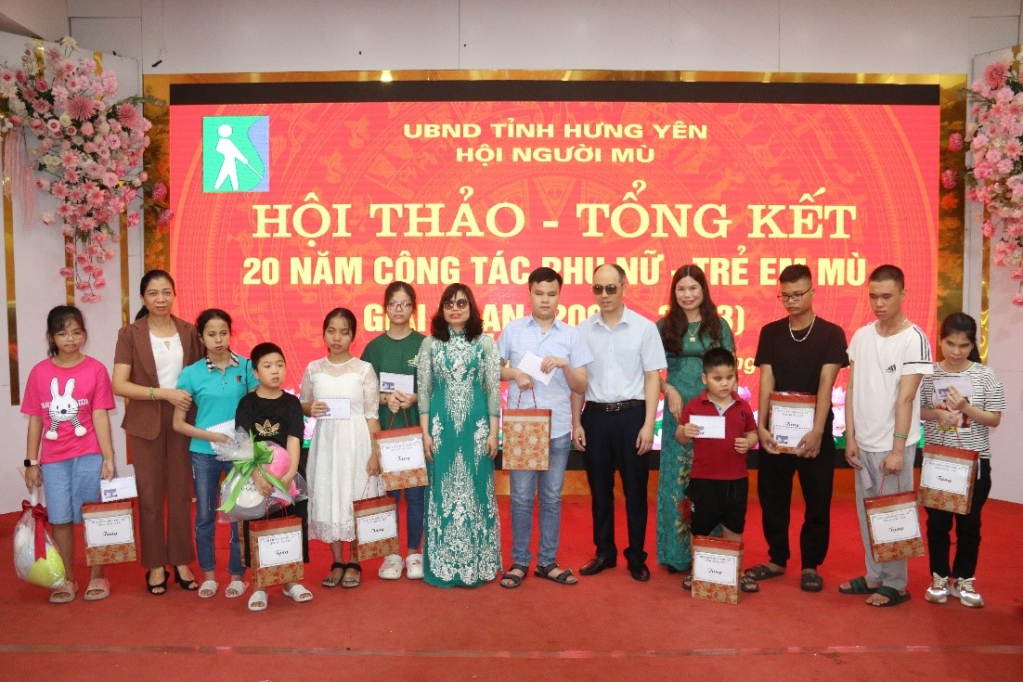 Tặng quà trẻ em mù.