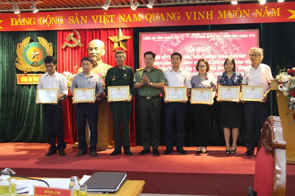 Đại tá Nguyễn Thanh Trường, Ủy viên Ban Thường vụ Tỉnh ủy, Giám đốc Công an tỉnh trao giấy khen tặng các tập thể, cá nhân có thành tích xuất sắc trong 10 năm thực hiện Chương trình phối hợp số 09