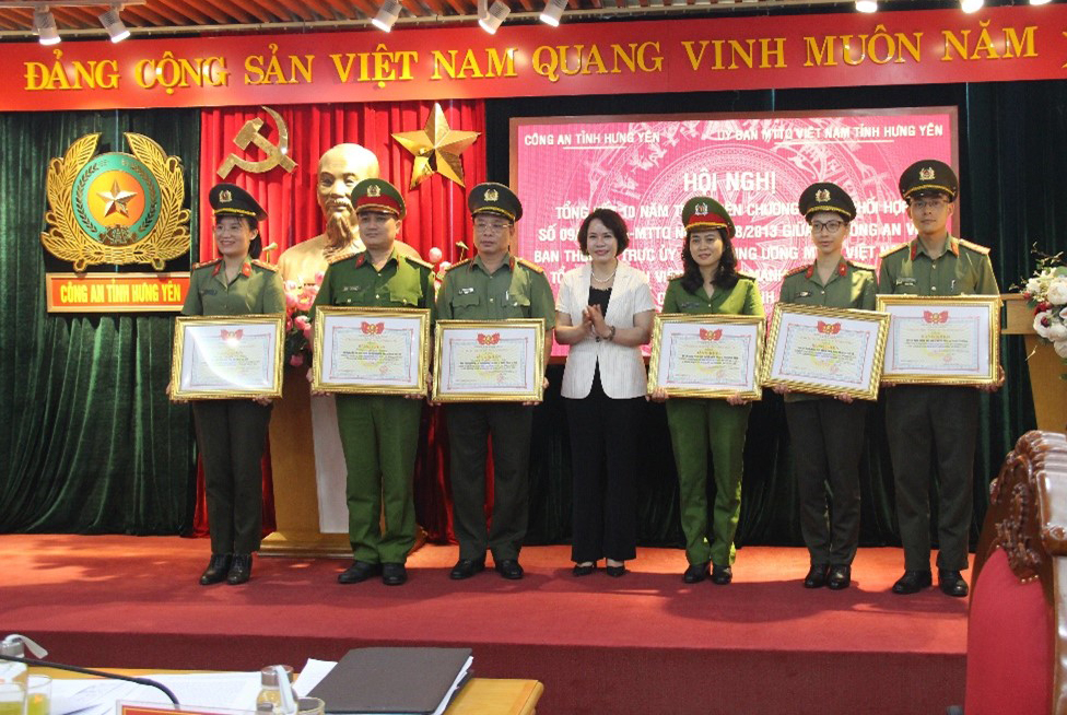 Đồng chí Quách Thị Hương, Ủy viên Ban Thường vụ Tỉnh ủy, Trưởng Ban Dân vận Tỉnh ủy, Chủ tịch Ủy ban MTTQ Việt Nam tỉnh trao Bằng khen của Ủy ban MTTQ Việt Nam tỉnh tặng các tập thể, cá nhân có thành tích xuất sắc trong 10 năm thực hiện Chương trình phối hợp số 09