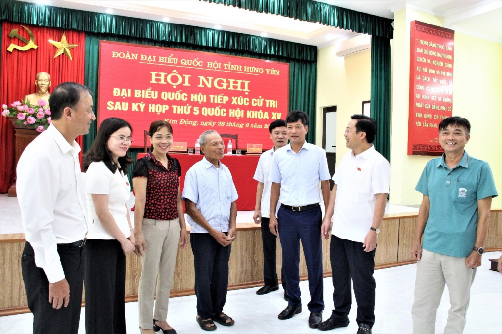 Các đại biểu chụp ảnh lưu niệm với cử tri huyện Kim Động