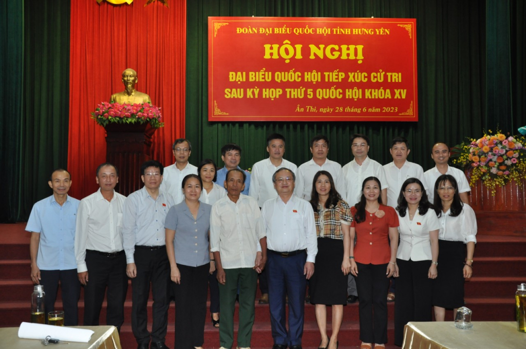 Các đại biểu quốc hội chụp ảnh lưu niệm với cử tri huyện Ân Thi