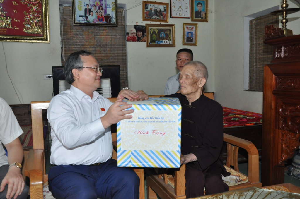 Đồng chí Đỗ Tiến Sỹ, Ủy viên BCH Trung ương Đảng, Tổng Giám đốc Đài Tiếng nói Việt Nam trao quà tặng thương binh Nguyễn Văn Tốt.