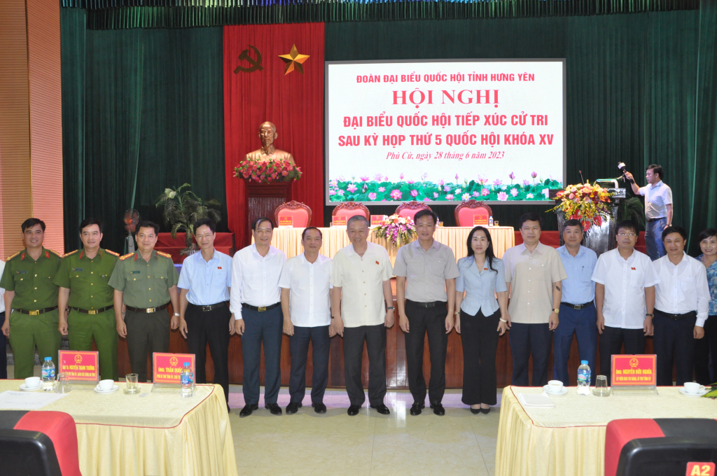 Các đại biểu Quốc hội tỉnh, lãnh đạo tỉnh với cử tri huyện Phù Cừ