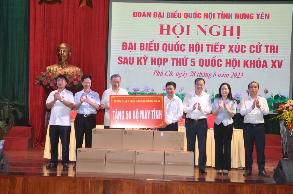 Các đại biểu Quốc hội tỉnh, lãnh đạo tỉnh với cử tri huyện Phù Cừ