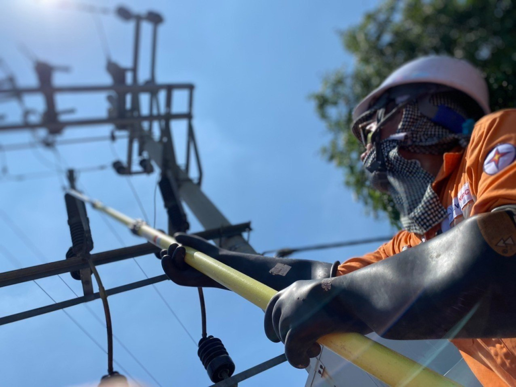 Nhân viên Điện lực Mỹ Hào xử lý diều mắc vào đường dây điện 