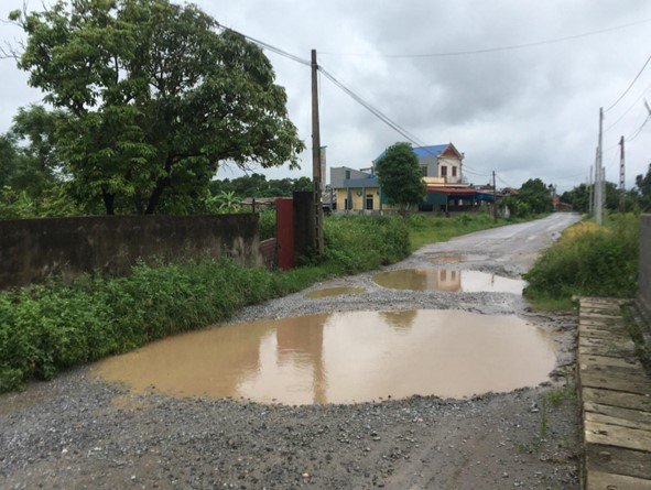 Đường không có hệ thống tiêu, thoát nước nên sau mỗi trận mưa nước sẽ ứ đọng lại nhiều ngày tại các “ổ voi”, “ổ gà”.