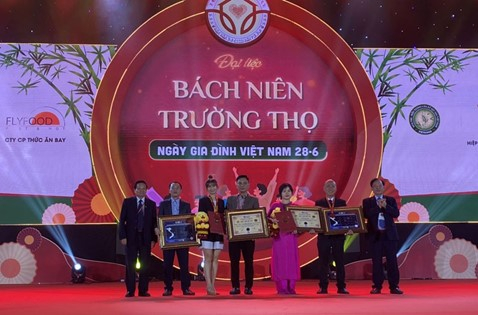 Trao các kỷ lục Việt Nam tại chương trình “Đại tiệc Bách niên trường thọ”.