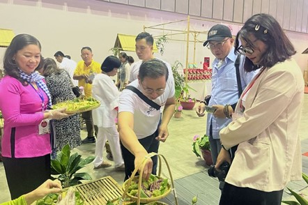 Khách tham gia chương trình thích thú khi được thưởng thức các món ăn dân dã.