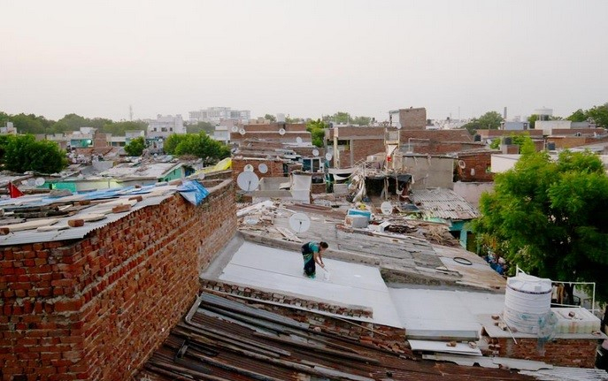 Mái nhà được sơn trắng. Ảnh: Mahila Housing Trust