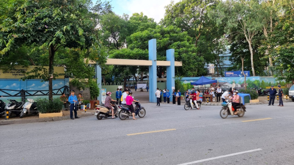 Chưa tới 6 giờ sáng, tại điểm thi THPT Nguyễn Trãi (Ba Đình, Hà Nội), các thí sinh đã tới trường thi. Ảnh: Xuân Cường