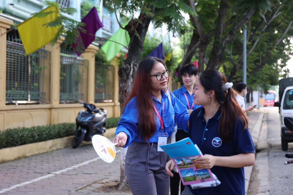 Thanh niên tình nguyện tiếp tục nỗ lực hỗ trợ các thí sinh. Ảnh: Lê Sơn