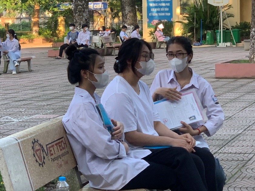 Thí sinh tại điểm thi THPT Hoài Đức B (Hà Nội) trước giờ vào phòng thi.