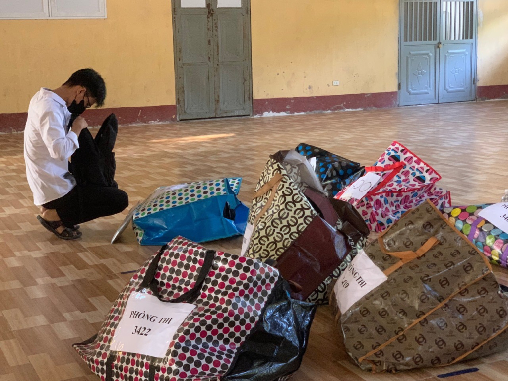 Tư trang của thí sinh được cất trong túi của mỗi phòng thi và cất tại khu vực riêng. Ảnh: Lê Vân