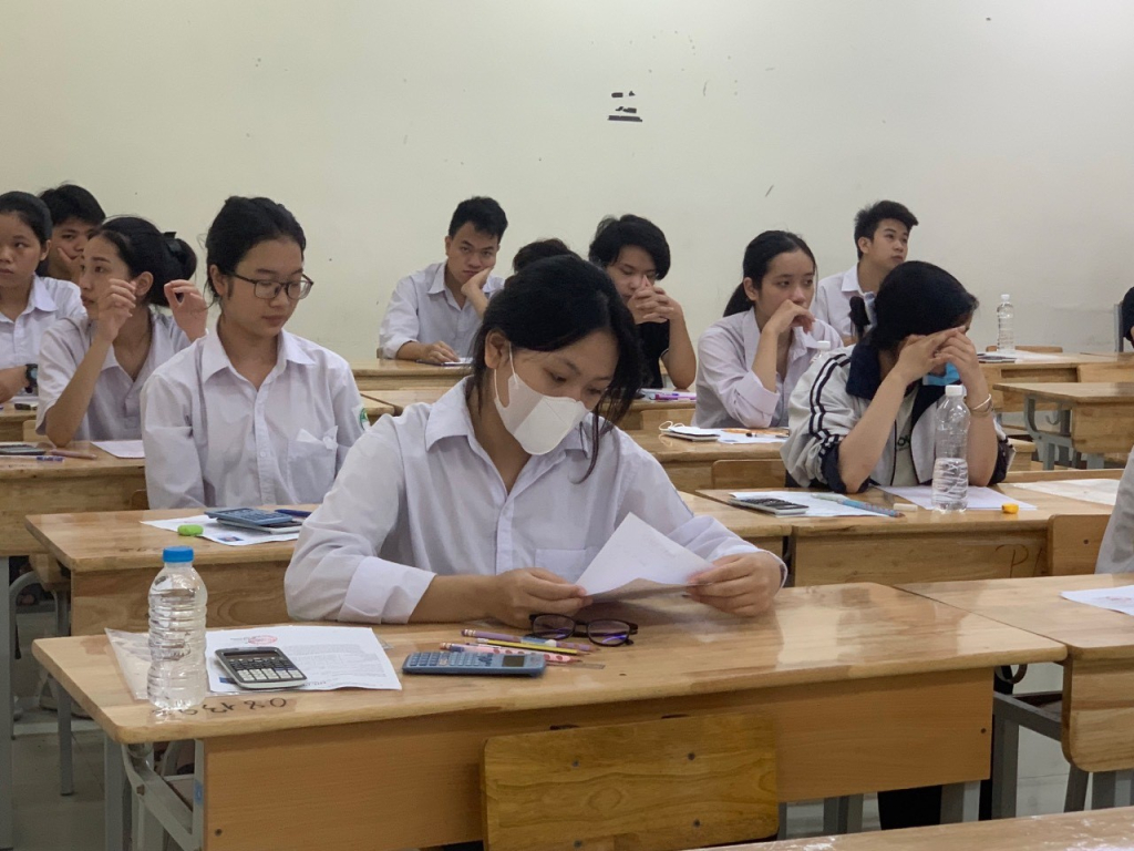 Thí sinh ổn định trong phòng thi, điền và kiểm tra các thông tin trên giấy thi. Ảnh: Lê Vân 
