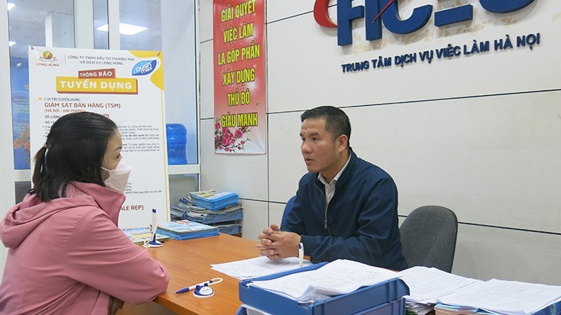 Người lao động tìm hiểu thông tin tại Trung tâm Dịch vụ việc làm Hà Nội. (Ảnh: Ngân Anh)