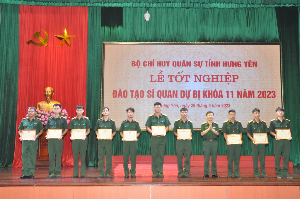Lãnh đạo Bộ Chỉ huy Quân sự tỉnh trao tặng giấy khen cho cán bộ, học viên có nhiều thành tích trong tổ chức khóa học, học tập và rèn luyện