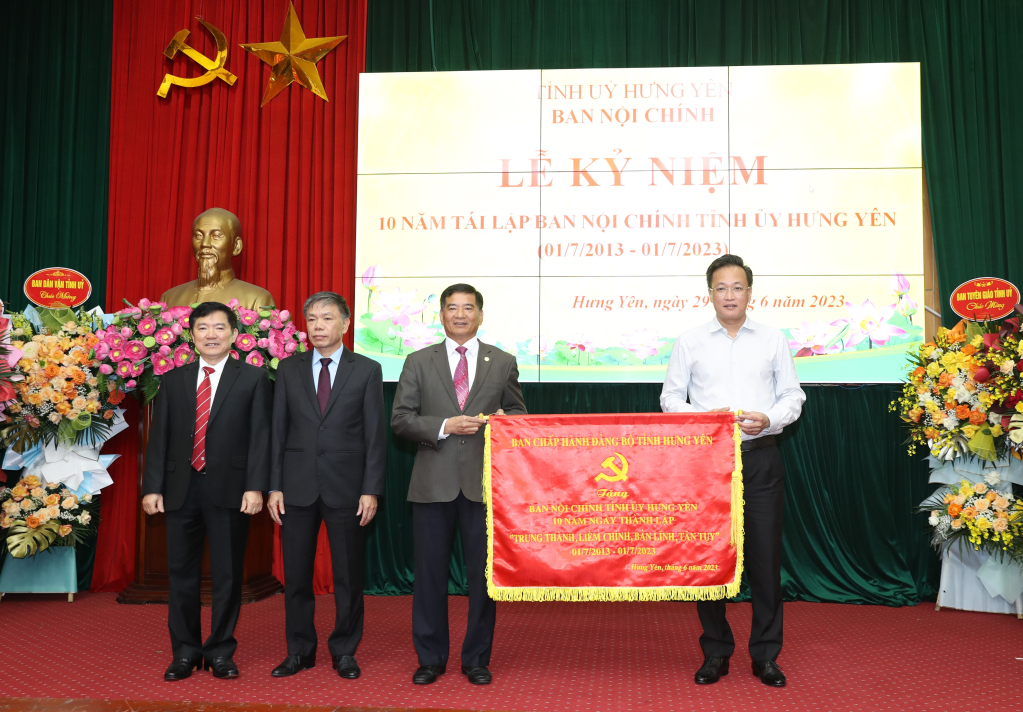 Bí thư Tỉnh ủy Nguyễn Hữu Nghĩa trao Bức trướng của BCH Đảng bộ tỉnh tặng Ban Nội chính Tỉnh ủy