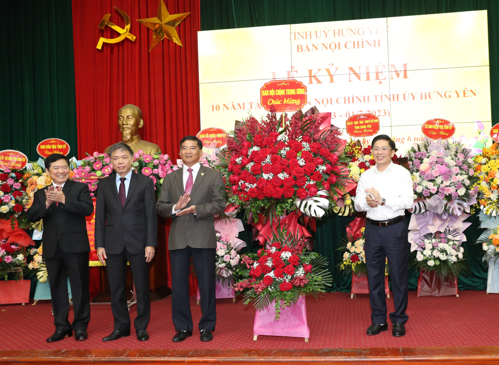 Phó Trưởng ban Nội chính Trung ương Đặng Văn Dũng tặng hoa chúc mừng Ban Nội chính Tỉnh ủy