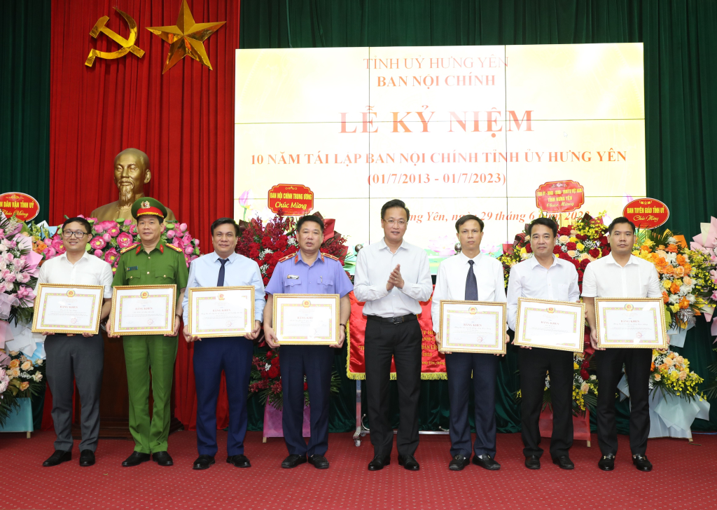 Bí thư Tỉnh ủy Nguyễn Hữu Nghĩa trao Bằng khen của Ban Thường vụ Tỉnh ủy tặng các tập thể có thành tích xuất sắc trong 10 năm công tác nội chính, PCTN, tiêu cực và CCTP