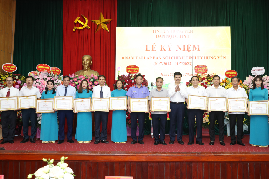 Phó Bí thư Thường trực Tỉnh ủy, Chủ tịch HĐND tỉnh trao Bằng khen của Ban Thường vụ Tỉnh ủy tặng các cá nhân có thành tích xuất sắc trong 10 năm công tác nội chính, PCTN, tiêu cực và CCTP