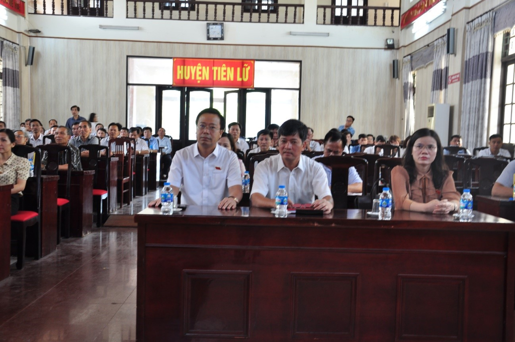 Các đại biểu dự hội nghị tiếp xúc cử tri tại huyện Tiên Lữ