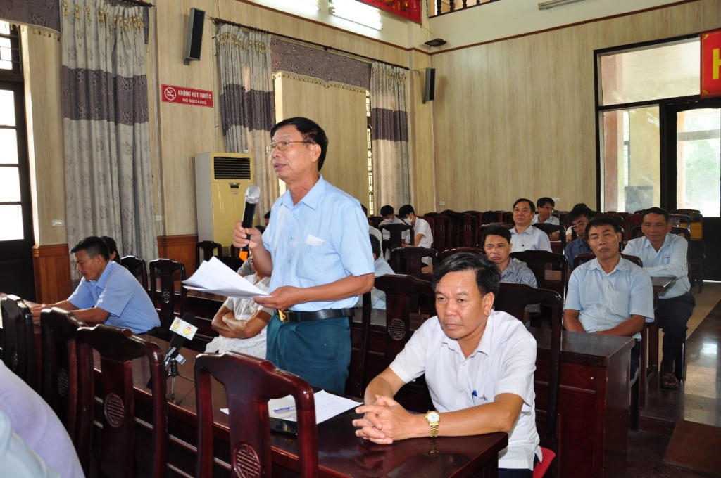 Cử tri huyện Tiên Lữ phát biểu tại hội nghị tiếp xúc cử tri