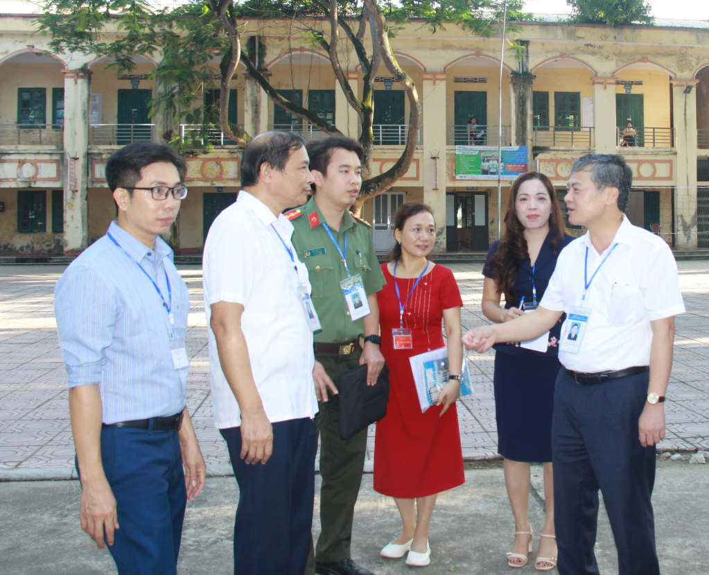 Kiểm tra công tác tổ chức thi tại điểm thi THPT Khoái Châu 1