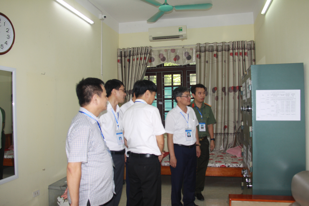 Kiểm tra phòng bảo quản bài thi, đề thi tại điểm thi THPT Nguyễn Siêu