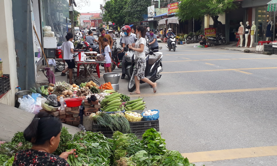Hàng quán lấn chiếm vỉa hè, lề đường gây mất an toàn giao thông
