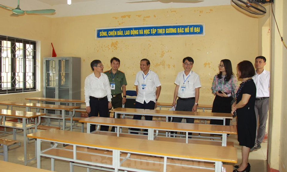 Phó Chủ tịch UBND tỉnh Nguyễn Duy Hưng kiểm tra công tác chuẩn bị cho kỳ thi tốt nghiệp THPT trên địa bàn huyện Văn Giang