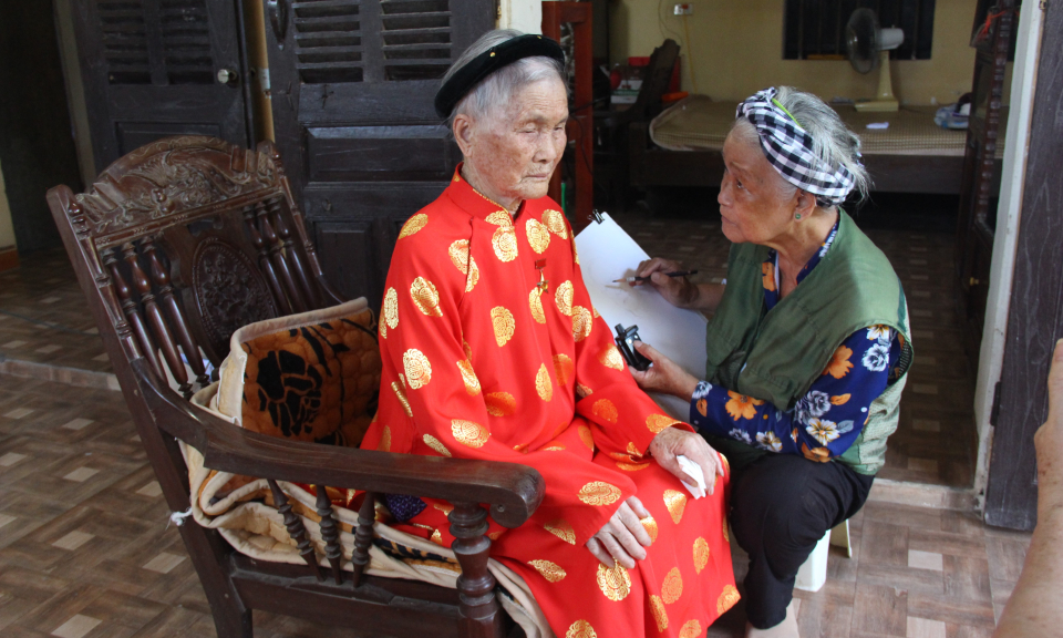 Họa sĩ Đặng Ái Việt thực hiện hành trình vẽ chân dung Bà mẹ Việt Nam anh hùng ở Hưng Yên