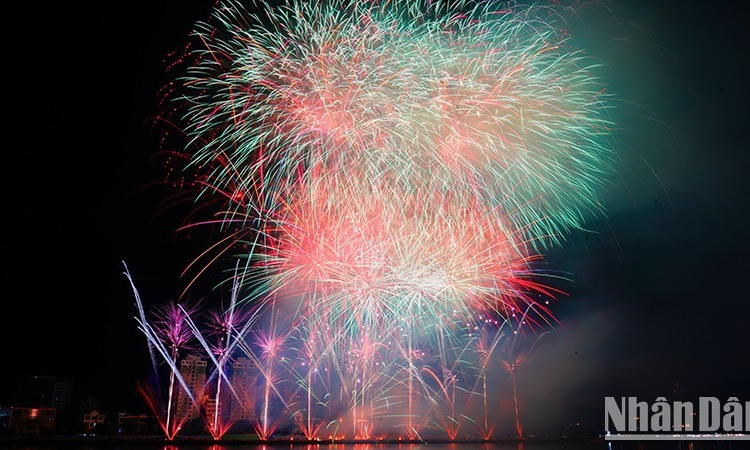 Hai đội pháo hoa Italia và Pháp chính thức bước vào đêm chung kết