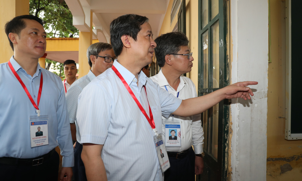 Bộ trưởng Bộ Giáo dục và Đào tạo Nguyễn Kim Sơn kiểm tra công tác tổ chức thi tốt nghiệp THPT năm 2023 tại điểm thi THPT Yên Mỹ