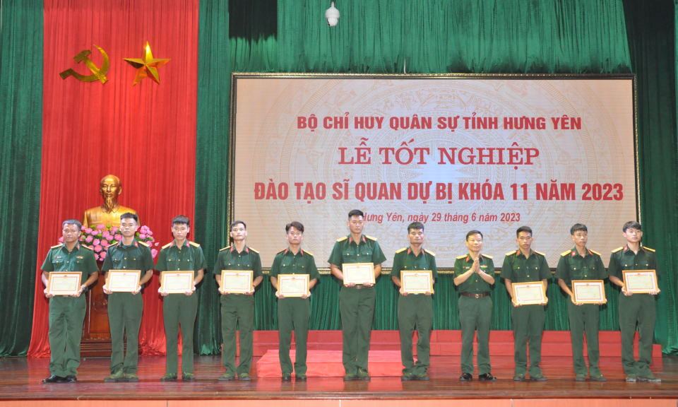 Bế giảng lớp đào tạo sĩ quan dự bị