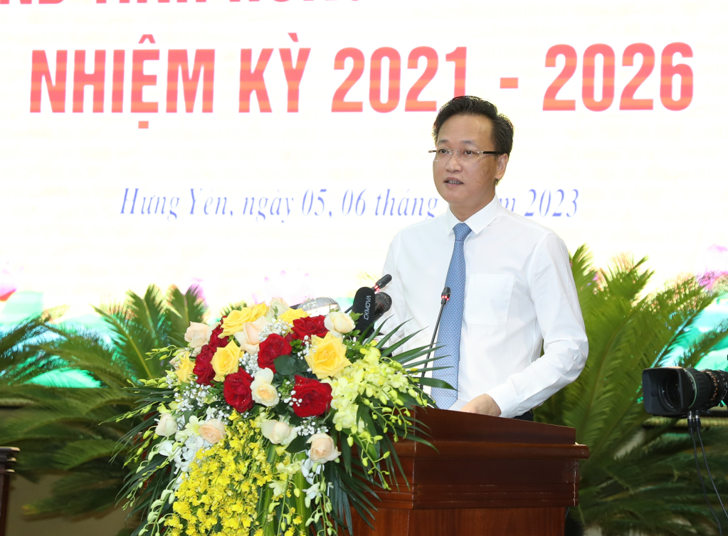Đồng chí Nguyễn Hữu Nghĩa, Ủy viên BCH Trung ương Đảng, Bí thư Tỉnh ủy phát biểu tại kỳ họp