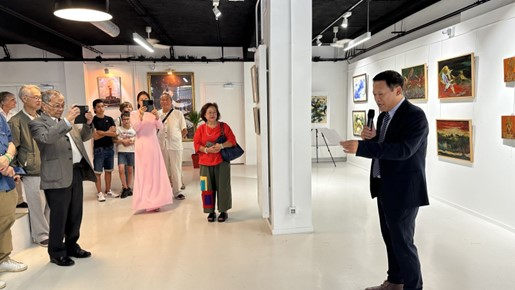 Giao lưu giữa các họa sĩ và khách xem triển lãm.