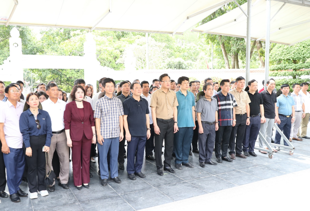 Đoàn cán bộ tỉnh dâng hương tưởng niệm 10 nữ thanh niên xung phong tại Khu di tích lịch sử cấp quốc gia đặc biệt Ngã ba Đồng Lộc 