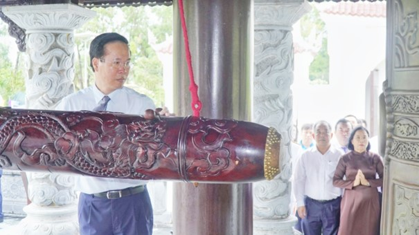 Ông Võ Văn Thưởng, Ủy viên Bộ Chính trị, Chủ tịch nước Cộng hòa xã hội chủ nghĩa Việt Nam đã nguyện chuông, kính cáo khai lễ Lễ giỗ.