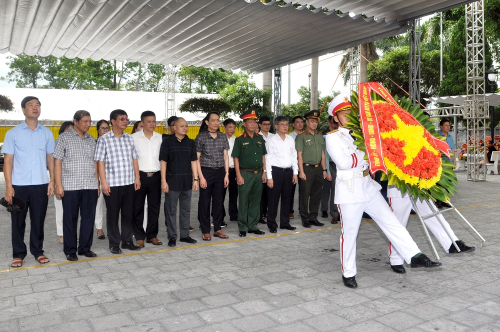 Đoàn cán bộ tỉnh đặt vòng hoa, dâng hương tưởng niệm các Anh hùng liệt sĩ tại Nghĩa trang liệt sĩ Quốc gia Vị Xuyên (Hà Giang