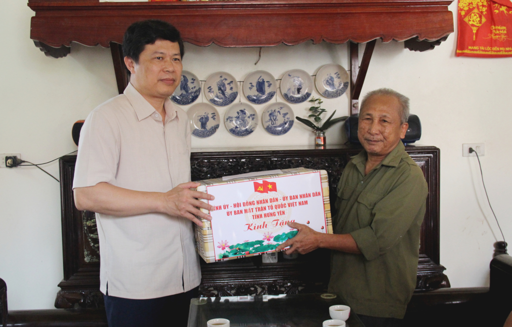 Đồng chí Trần Quốc Toản, Phó Bí thư Thường trực Tỉnh ủy, Chủ tịch HĐND tỉnh tặng quà bệnh binh Đào Nguyên Thuấn ở thôn Mai Xá, xã Song Mai