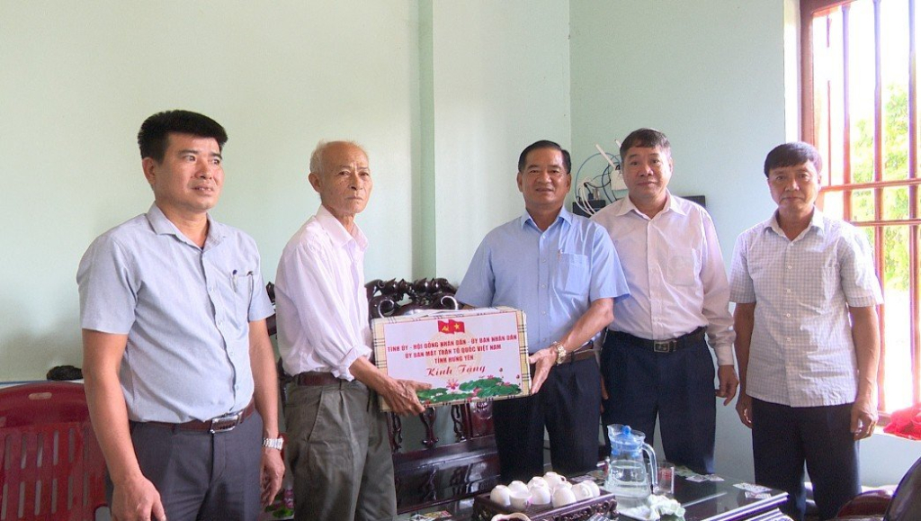 Đồng chí Đặng Ngọc Quỳnh, Ủy viên Ban Thường vụ Tỉnh ủy, Trưởng ban Nội chính Tỉnh uỷ tặng quà bệnh binh Trần Duy Miên ở thôn Ngũ Phúc, xã Tam Đa