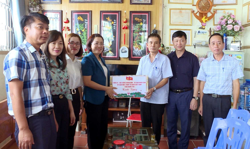 Đồng chí Bí thư Thị ủy Mỹ Hào Trần Thị Thanh Thủy tặng quà thương binh Nguyễn Văn Tiến, ở phường Bần Yên Nhân