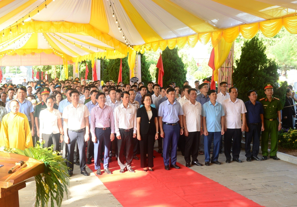 Đoàn đại biểu lãnh đạo thị xã Mỹ Hào dâng hương tưởng niệm các anh hùng liệt sĩ tại Nghĩa trang liệt sĩ thị xã