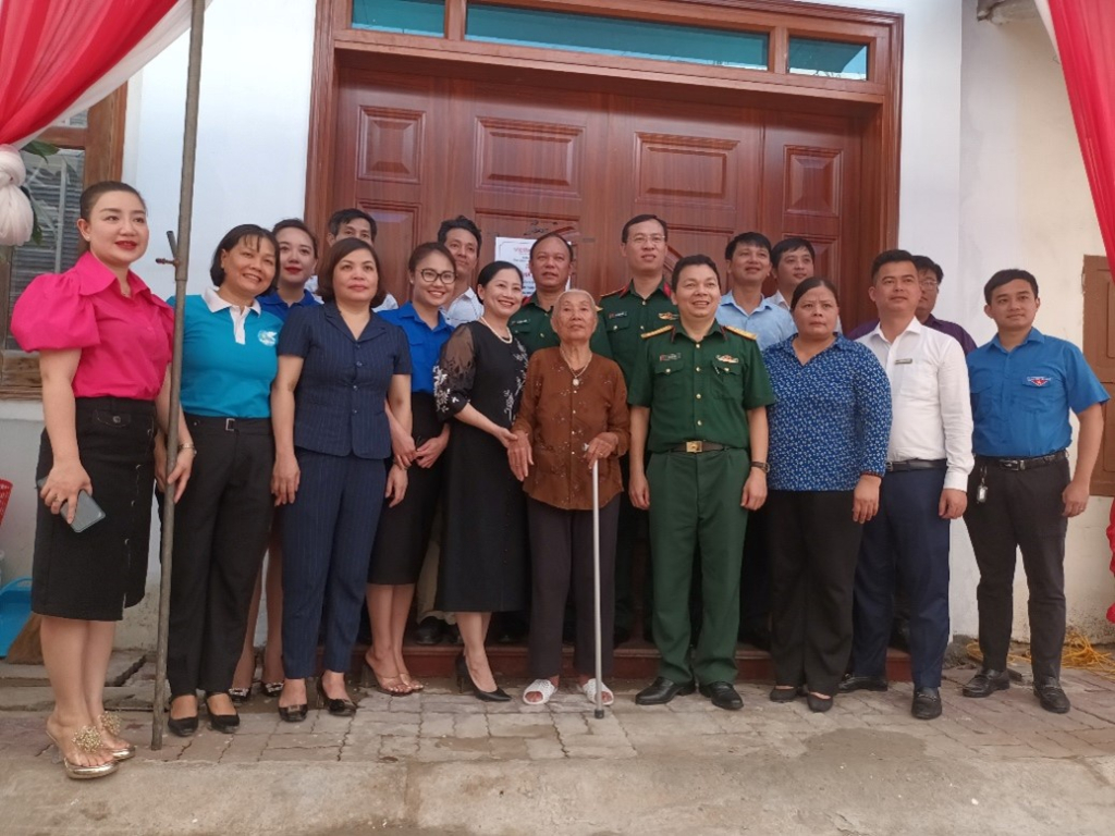 Trao nhà tình nghĩa tặng bà Hoàng Thị Viết