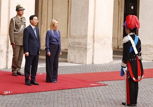 Thủ tướng Italia Giorgia Meloni đón Chủ tịch nước Võ Văn Thưởng. (Ảnh: TTXVN)
