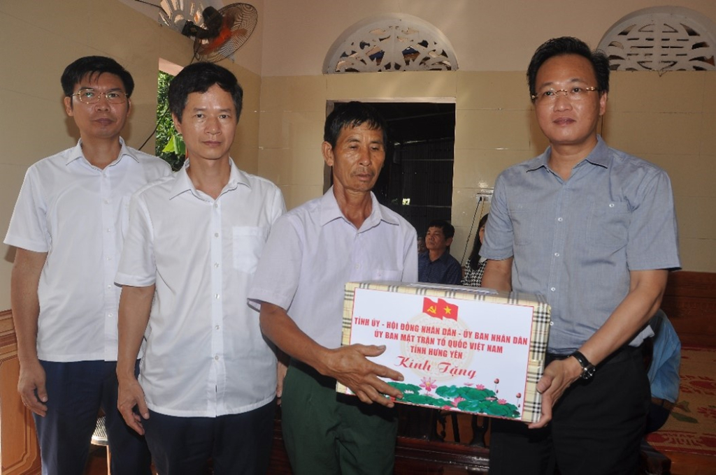 Đồng chí Bí thư Tỉnh ủy Nguyễn Hữu Nghĩa thăm, tặng quà gia đình ông Đỗ Phi Hùng, thương binh 21%, ở thôn Nội Thượng, xã An Viên