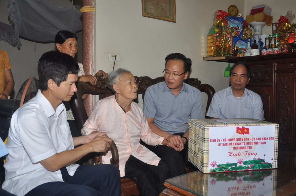 Đồng chí Bí thư Tỉnh ủy Nguyễn Hữu Nghĩa thăm, tặng quà gia đình bà Phạm Thị Cước, là vợ liệt sĩ, ở thôn Triều Dương, xã Hải Triều