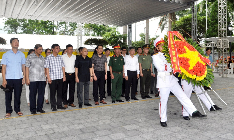 Đoàn cán bộ tỉnh dâng hoa, dâng hương tại Nghĩa trang liệt sĩ Quốc gia Vị Xuyên