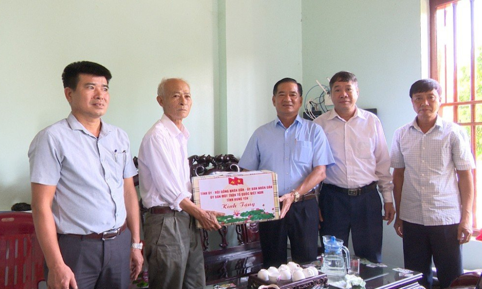 Trưởng Ban Nội chính Tỉnh ủy Đặng Ngọc Quỳnh thăm, tặng quà người có công, gia đình chính sách huyện Phù Cừ