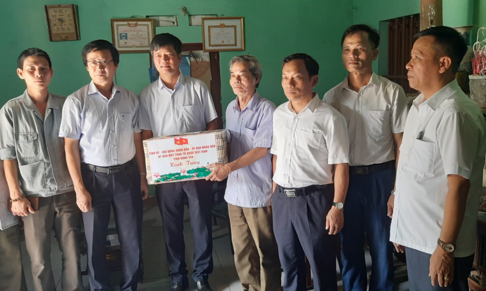 Phó chủ tịch Thường trực HĐND tỉnh Lê Xuân Tiến tặng quà người có công với cách mạng trên địa bàn huyện Văn Lâm 